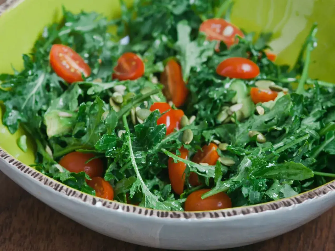 Frischer Rucola Salat mit Kirschtomaten und Kernen. Ein einfaches und leckeres Rucola Salat Rezept.