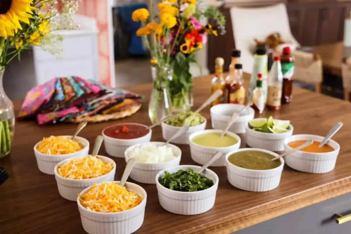 En härlig taco-buffé med ost, salsa, guacamole och andra tillbehör. Perfekt för en festlig middag, och glöm inte ett gott vin till tacos!