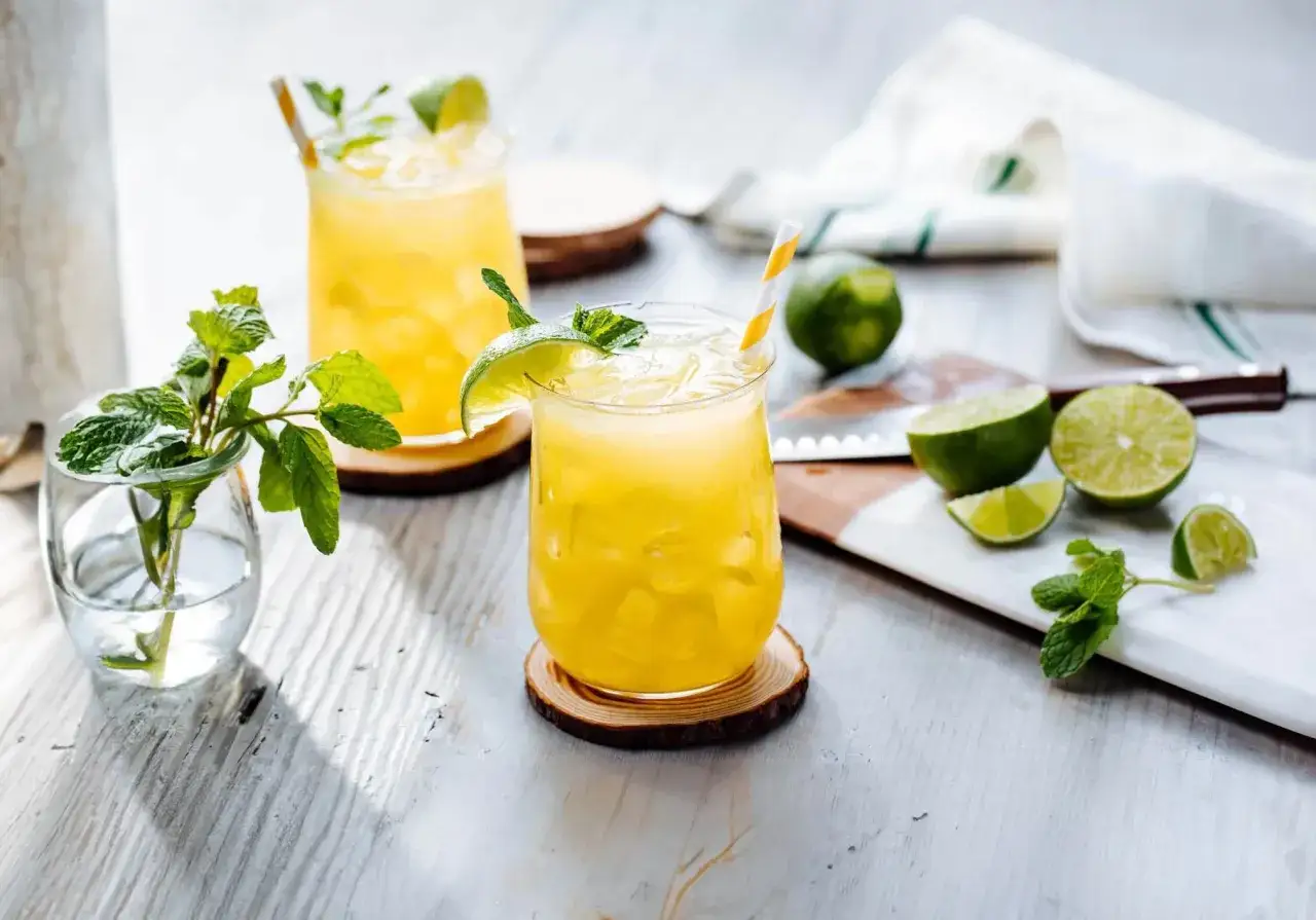 Orzeźwiający drink Malibu z limonką i miętą. Idealny przepis na lato.