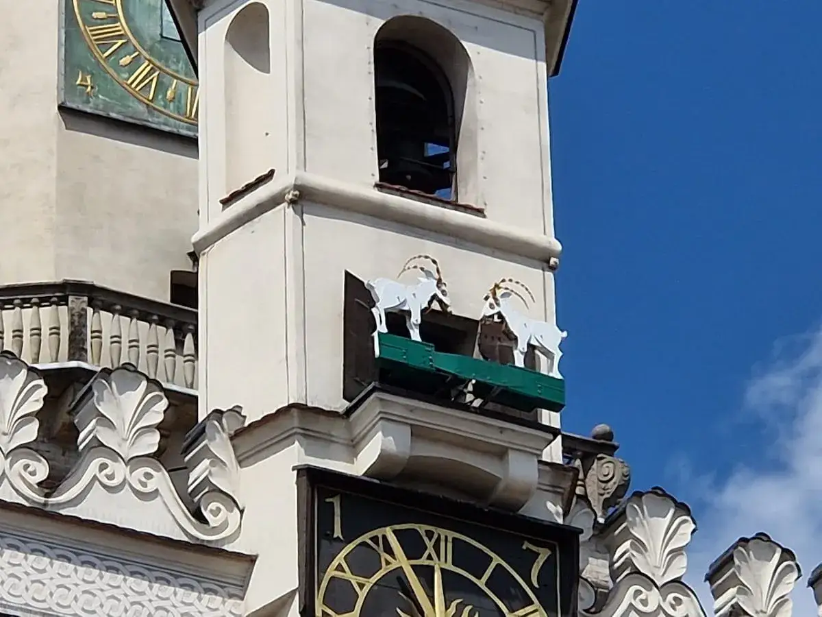 Poznań co zobaczyć? Koziołki na Ratuszu, symbol miasta, przyciągają wzrok turystów.