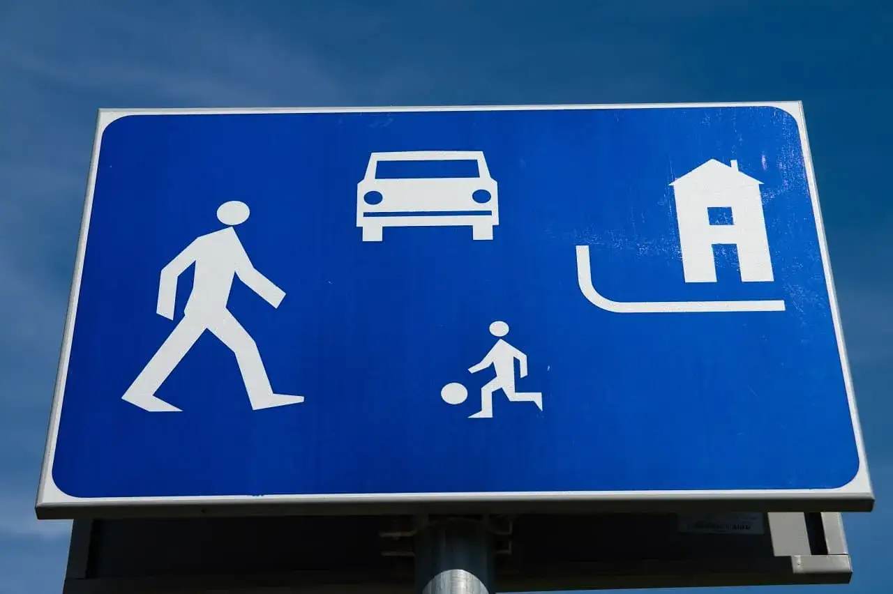 Znak strefa zamieszkania. Uważaj na pieszych i bawiące się dzieci. Jaka prędkość jest dozwolona?