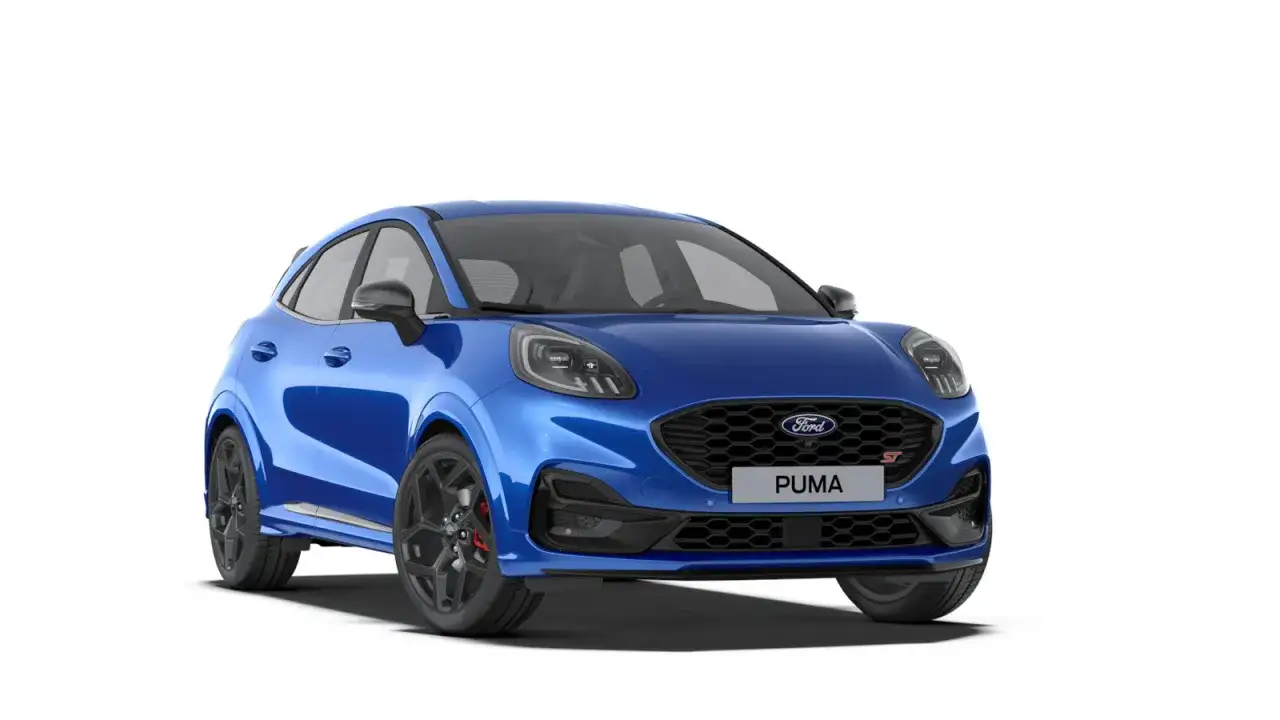 Blå Ford Puma ST, Fords minsta modell, med sportiga detaljer och svarta fälgar.