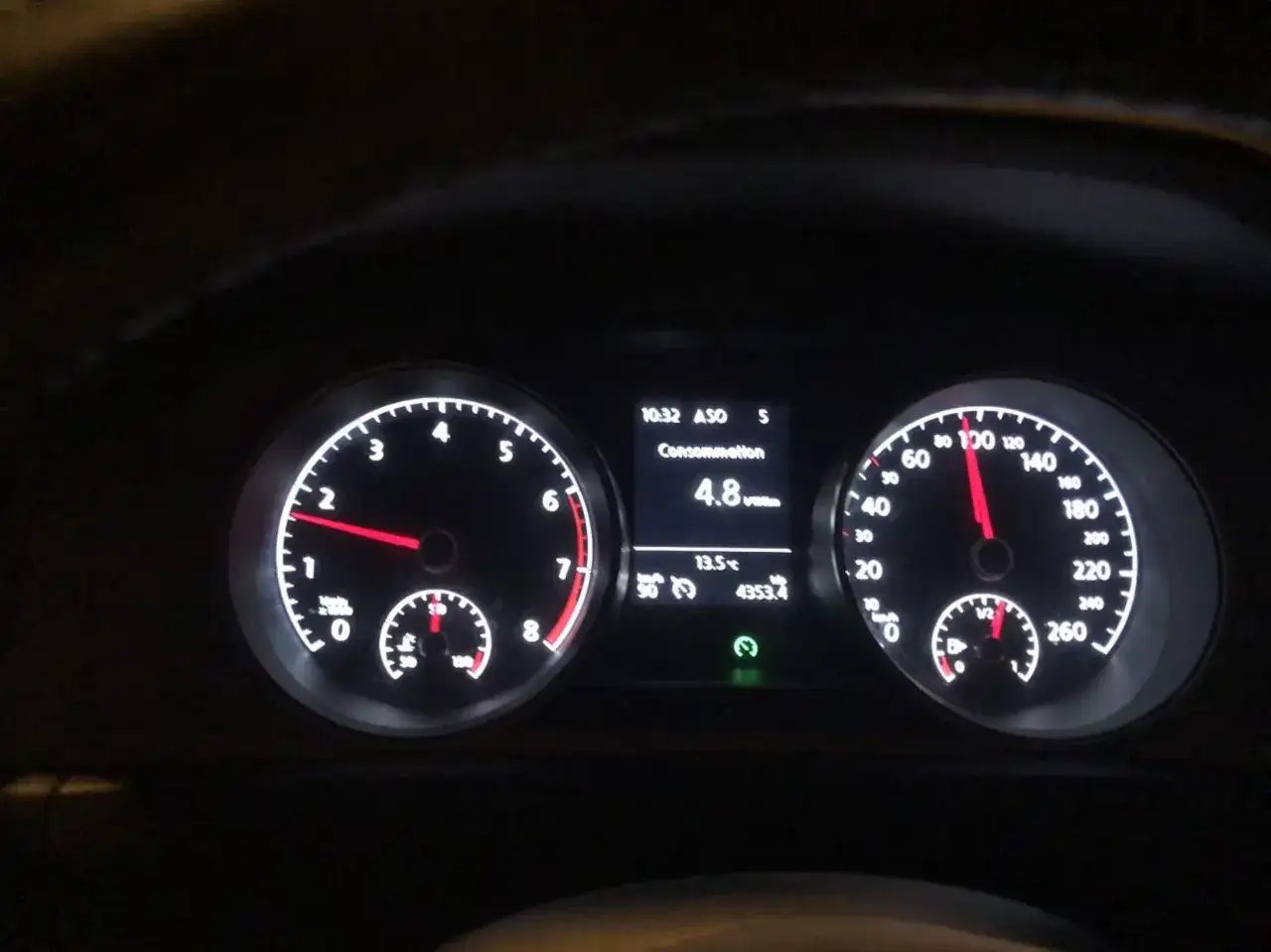 Bilens färddator visar en förbrukning på 4,8 liter per mil, vilket ger en bra indikation på hur mycket bensin drar en bil. Hastighetsmätaren visar 90 km/h.