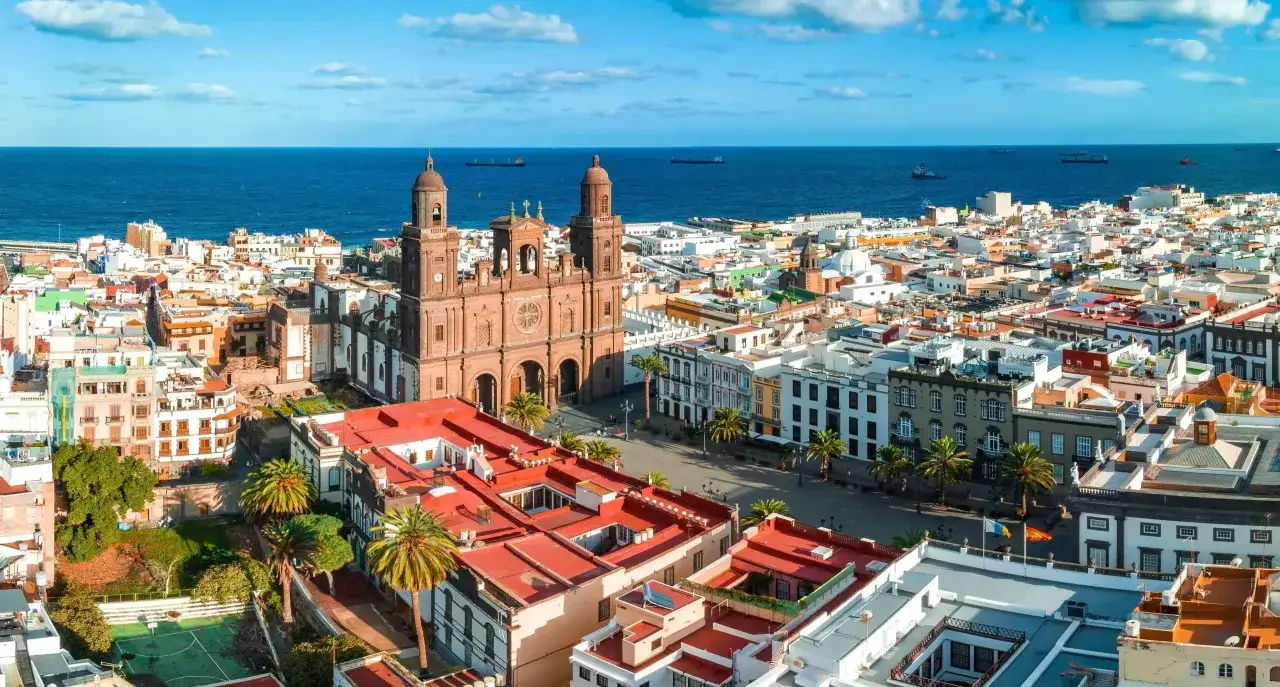 Vista a&eacute;rea de Las Palmas de Gran Canaria, con la Catedral de Santa Ana y el mar azul al fondo. Ideal para planificar qu&eacute; ver en Las Palmas de Gran Canaria en 7 d&iacute;as.