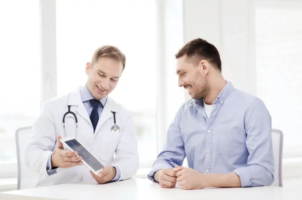 Mężczyzna zastanawiający się nad wizytą u lekarza, bariery psychologiczne
