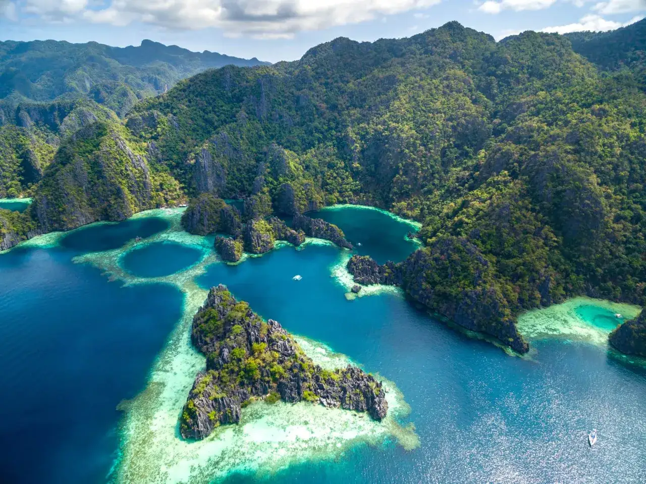 Atemberaubende Lagunen und Karstinseln auf den Philippinen. Ein Traumziel für Backpacking-Abenteuer.