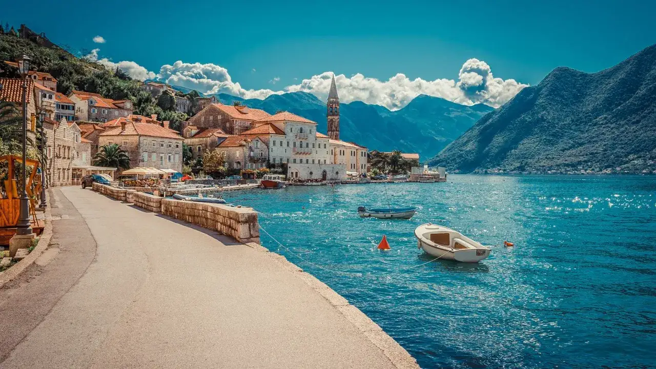 Perast w Czarnogórze: urokliwe kamienne domy, błękitna zatoka i góry. Idealne miejsce, by poczuć klimat Bałkanów.