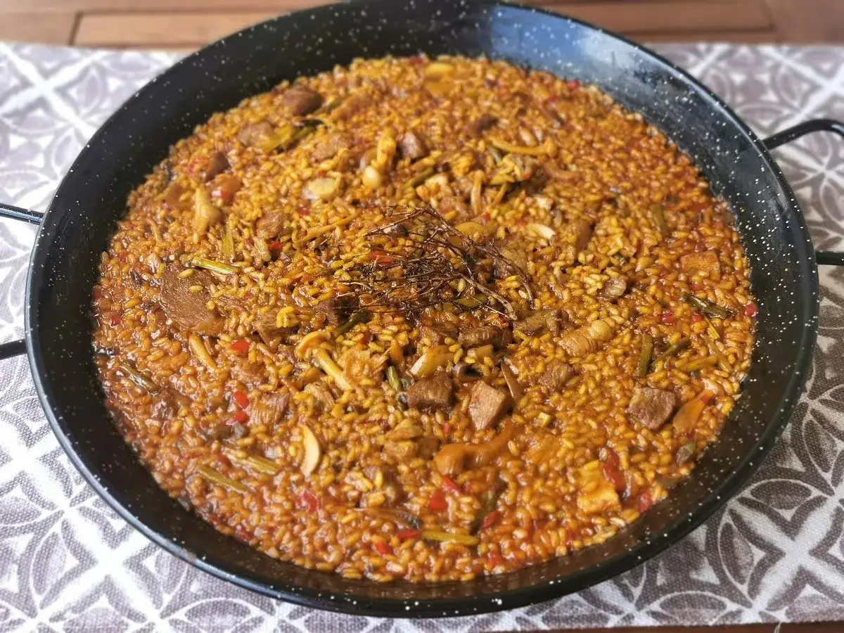 Paella de arroz con secreto ib&eacute;rico, jugosa y llena de sabor. El secreto de su exquisitez est&aacute; en la calidad de sus ingredientes.