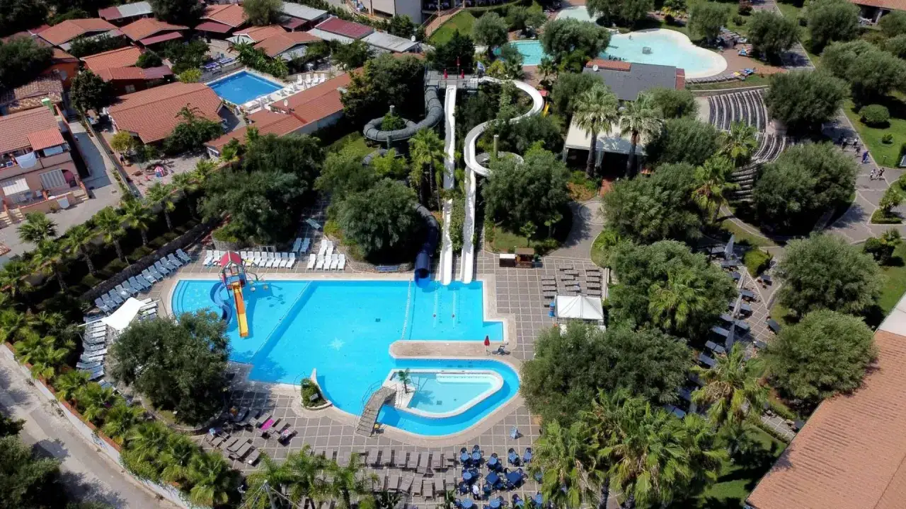 Un perfetto weekend con bambini in Campania: scivoli acquatici, piscine e tanto divertimento in un resort immerso nel verde.