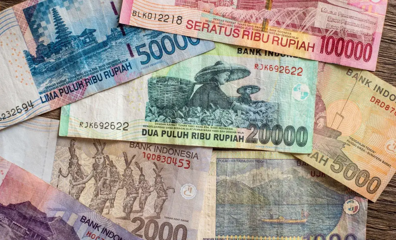 Różne banknoty rupii indonezyjskich, od 2000 do 100000. Zastanawiasz się, jaką walutę zabrać na Bali? Rupia indonezyjska to odpowiedź!