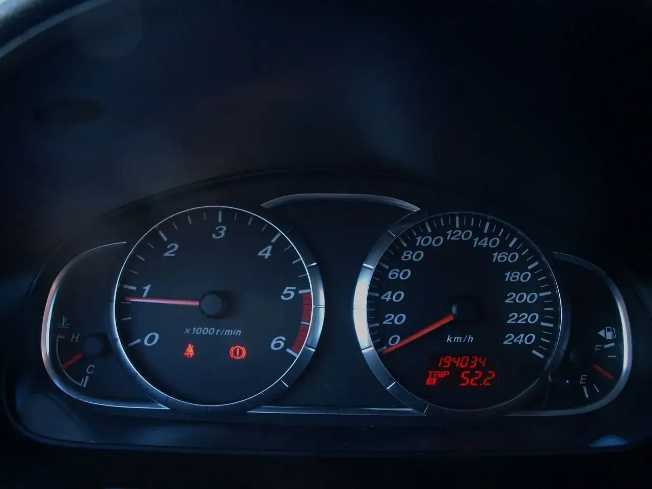 Obroty silnika na poziomie 1000 obr./min, prędkość 52,2 km/h, przebieg 194034 km.