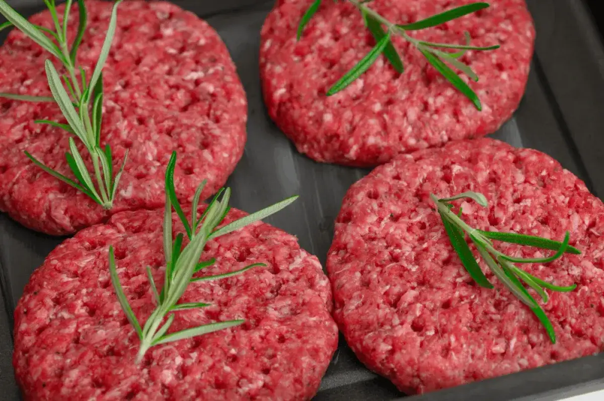 różne kawałki wołowiny na burgery, mielone mięso wołowe