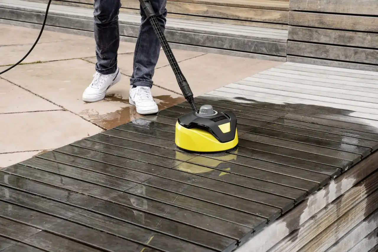 En person anv&auml;nder en K&auml;rcher K4 Power Control f&ouml;r att reng&ouml;ra en tr&auml;altan.