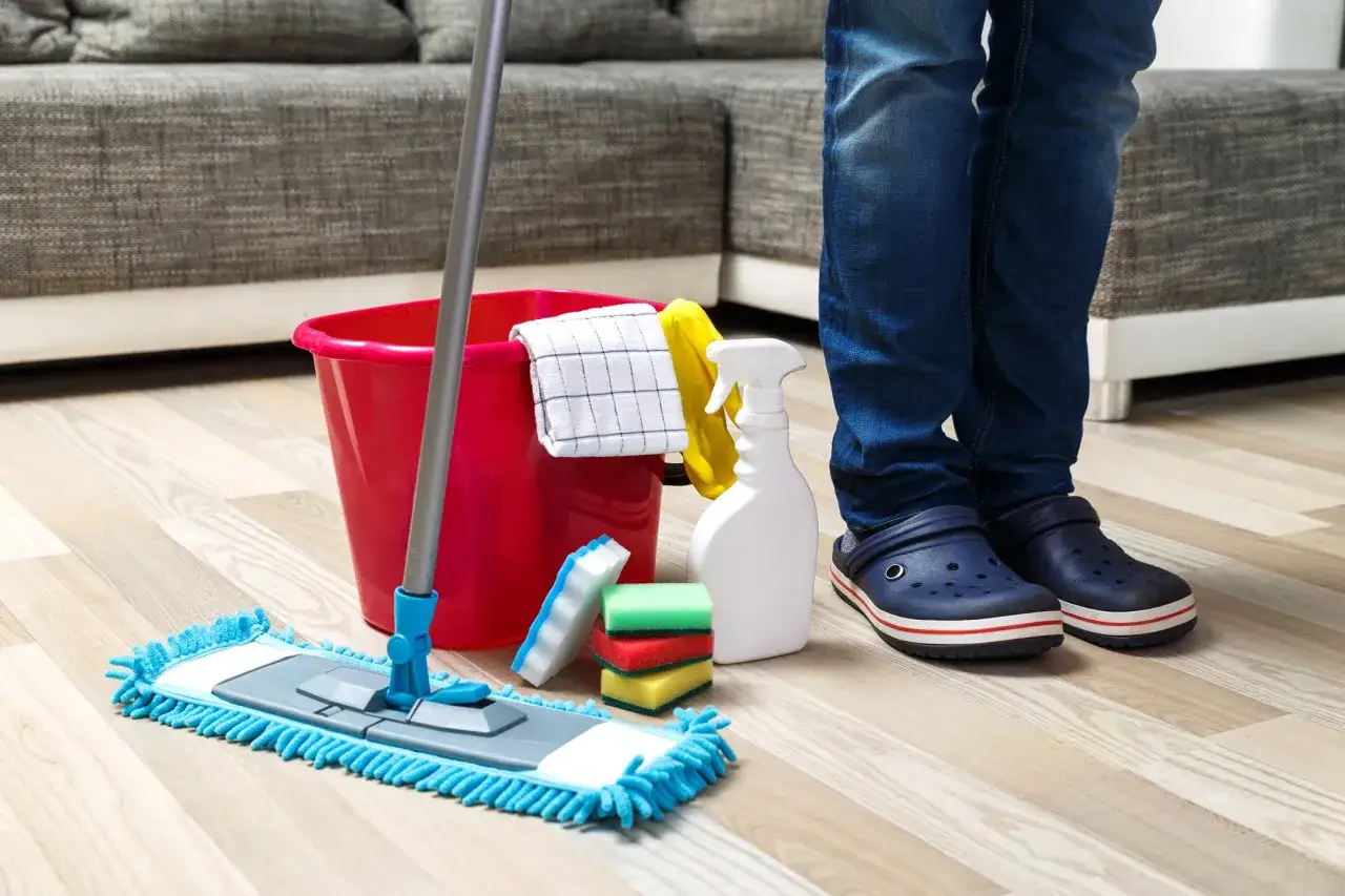 Un seau rouge, une serpill&egrave;re bleue et des &eacute;ponges color&eacute;es sont pr&ecirc;ts pour nettoyer le lino. C'est du propre !