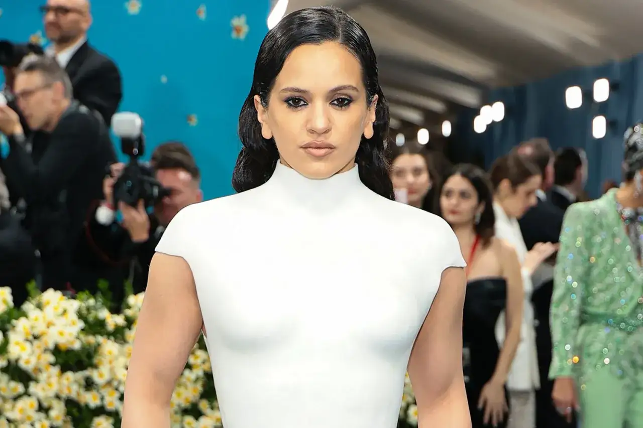 Rosal&iacute;a deslumbr&oacute; en la Met Gala con un look blanco minimalista, capturando miradas y flashes.