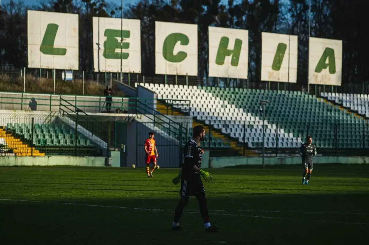 Piłkarze z Gdańska na tle stadionu z napisem
