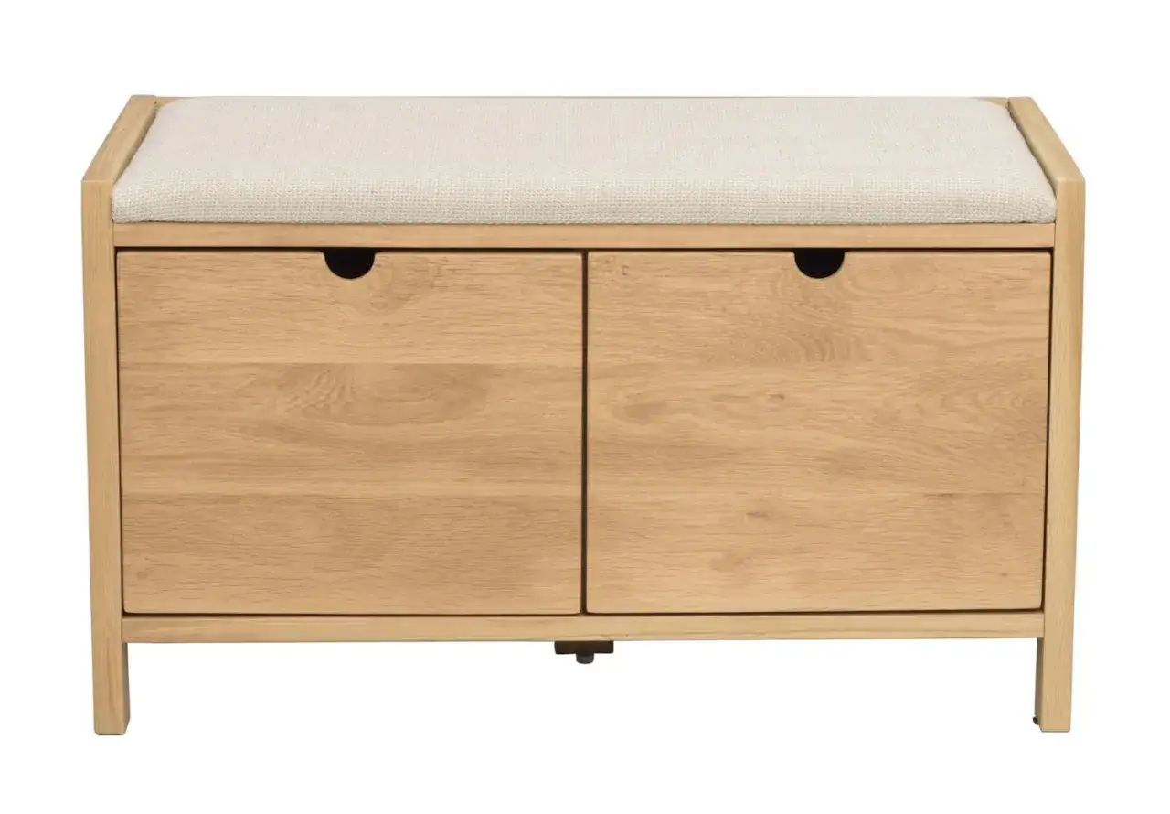 En snygg och billig bänk i ljust trä med en beige dyna och två lådor för förvaring. Perfekt för hallen.