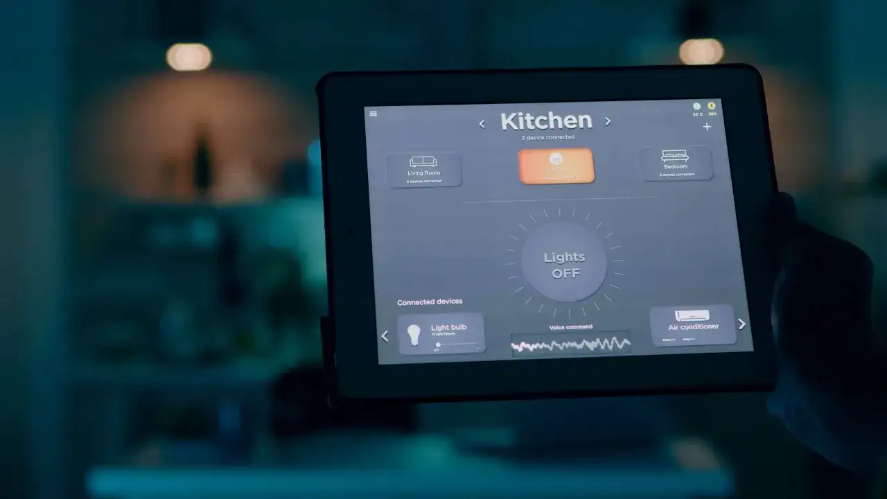 Tablet z interfejsem lsc smart connect, sterowanie kuchnią, światłami i klimatyzacją.