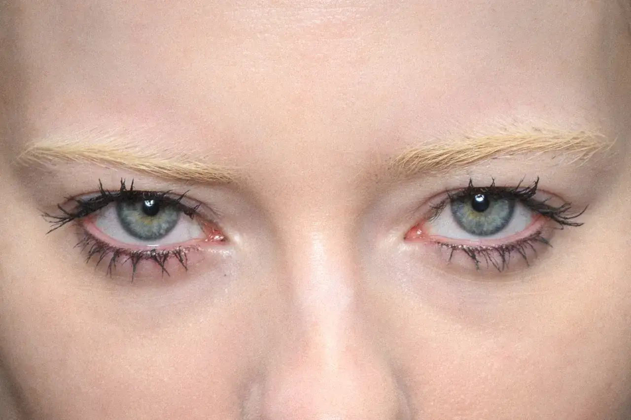 Occhi con ciglia lunghe e definite, che mostrano diversi tipi di mascara per un look drammatico.