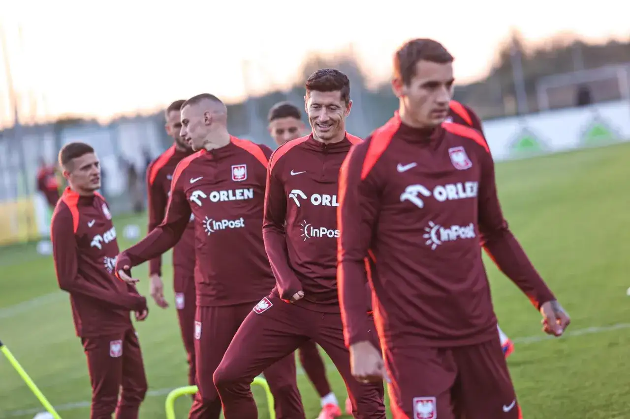 Piłkarze reprezentacji Polski w bordowych strojach treningowych, w tym Robert Lewandowski, podczas zgrupowania.