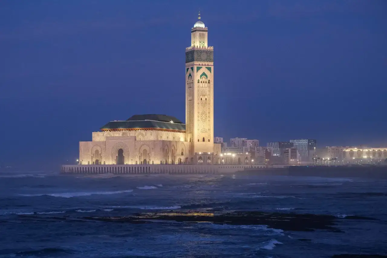 Hassan II Moschee in Casablanca bei Nacht. Ein Symbol f&uuml;r Marokko, Religion und Sitten, beleuchtet &uuml;ber dem Meer.