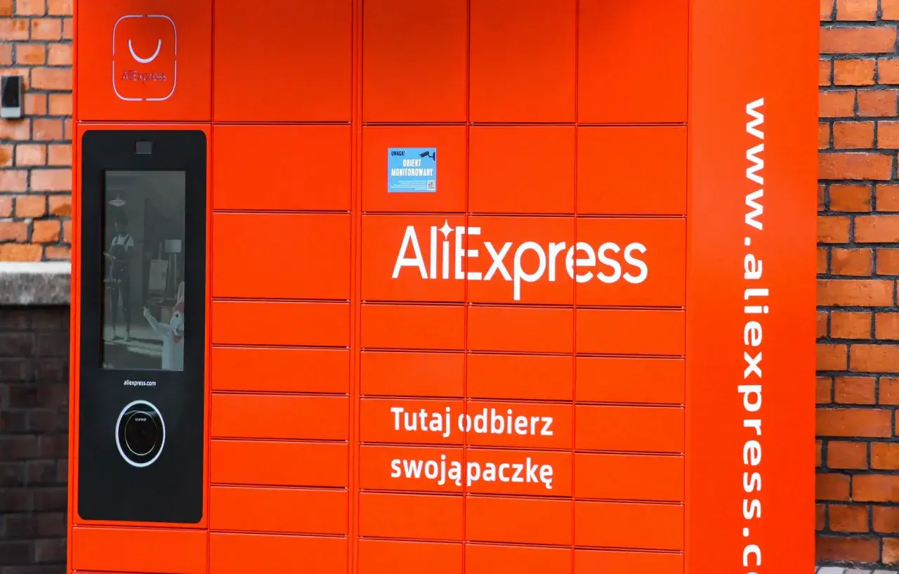Pomarańczowy paczkomat **Omniva** z logo AliExpress. Tutaj odbierzesz swoją paczkę.