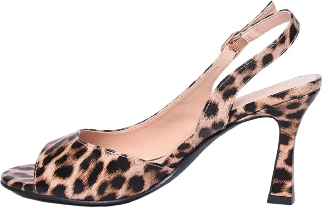 Sandalo con tacco a rocchetto, stampa leopardata. Un modello audace che evoca un fascino selvaggio e sofisticato, perfetto per chi cerca un look deciso.