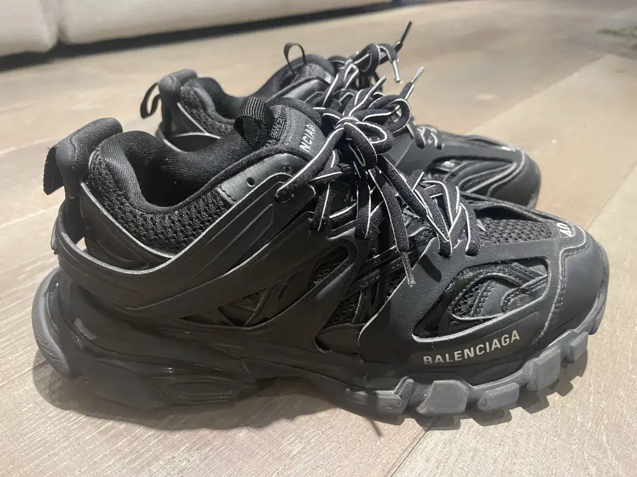 Czarne buty męskie Balenciaga z białymi sznurówkami, masywną podeszwą i widocznym logo marki.