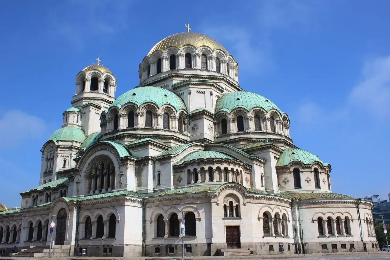 Katedra Aleksandra Newskiego w Sofii, Bułgaria. Wspaniała architektura, złota kopuła i zielone dachy. Idealne miejsce, by zobaczyć, **zadar co robic**.