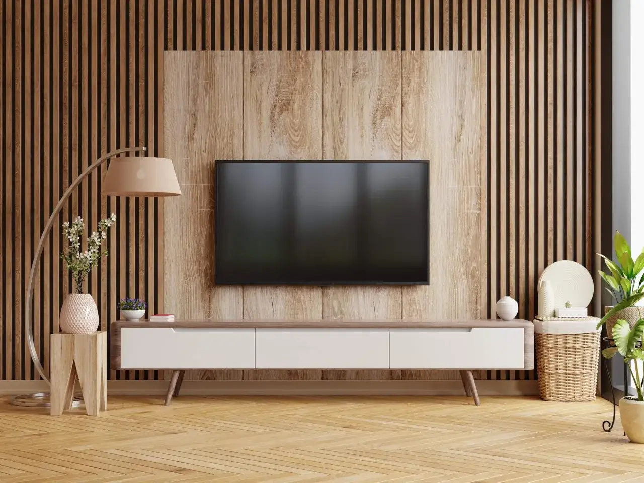 Nowoczesny salon z lamelami na ścianie, telewizorem i drewnianą komodą. Ciepłe drewno tworzy przytulną atmosferę.