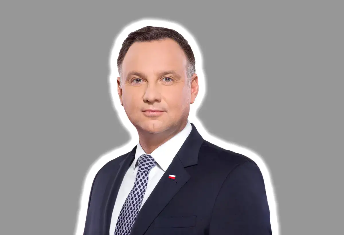 Portret Andrzeja Dudy w garniturze, z biało-czerwoną flagą na klapie. Jego wizerunek, niczym z art. 134 kk, budzi szacunek.
