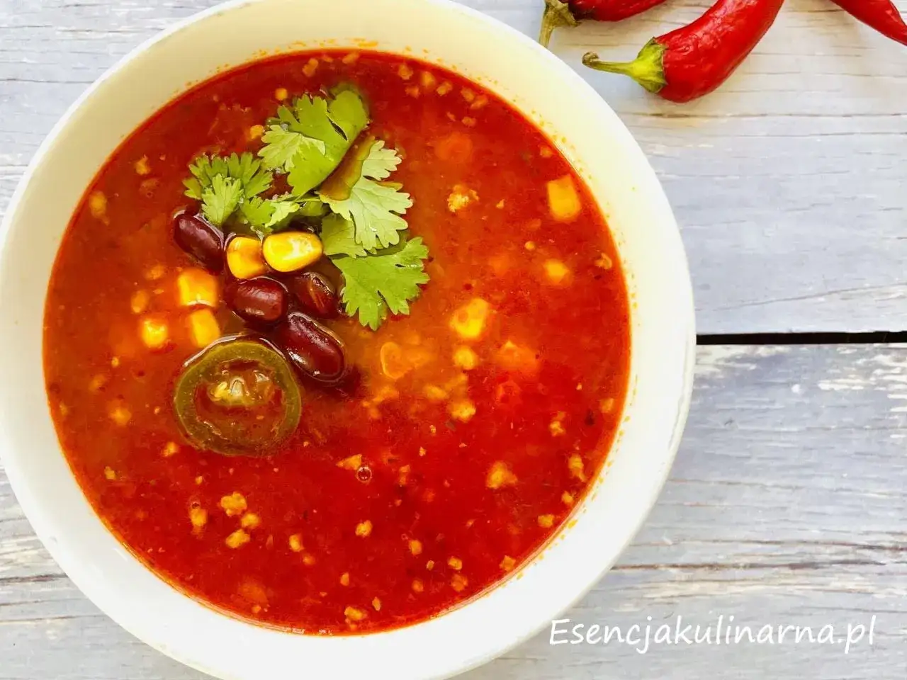 Prawdziwa zupa meksykańska z fasolą, kukurydzą i jalapeño. Aromatyczna, rozgrzewająca i pełna smaku.
