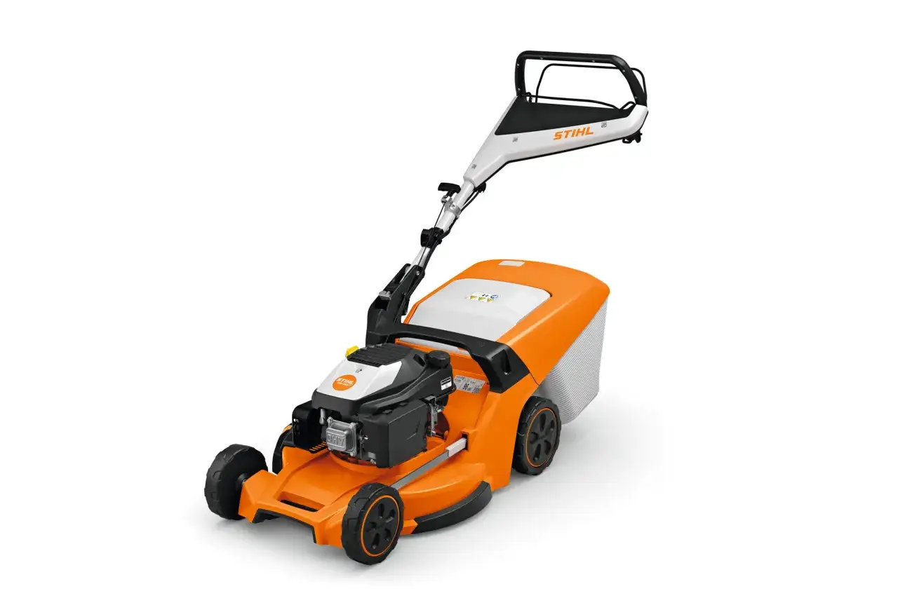 Pomarańczowa kosiarka spalinowa samojezdna Stihl z czarnymi detalami, gotowa do pracy w ogrodzie.