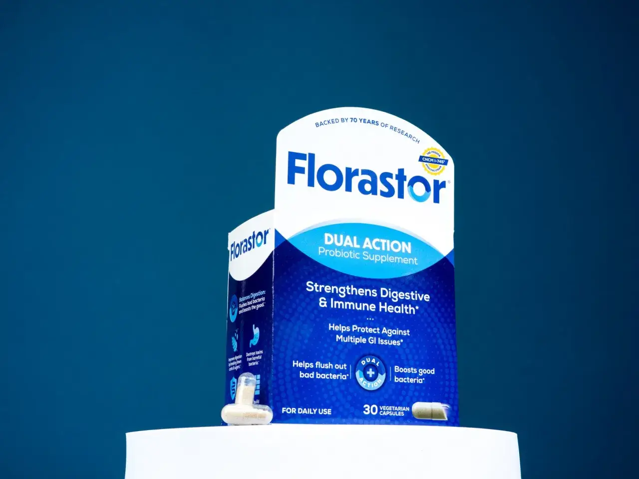Florastor, probiotyk przed czy po antybiotyku? Opakowanie suplementu diety wspierającego trawienie i odporność, z kapsułkami.