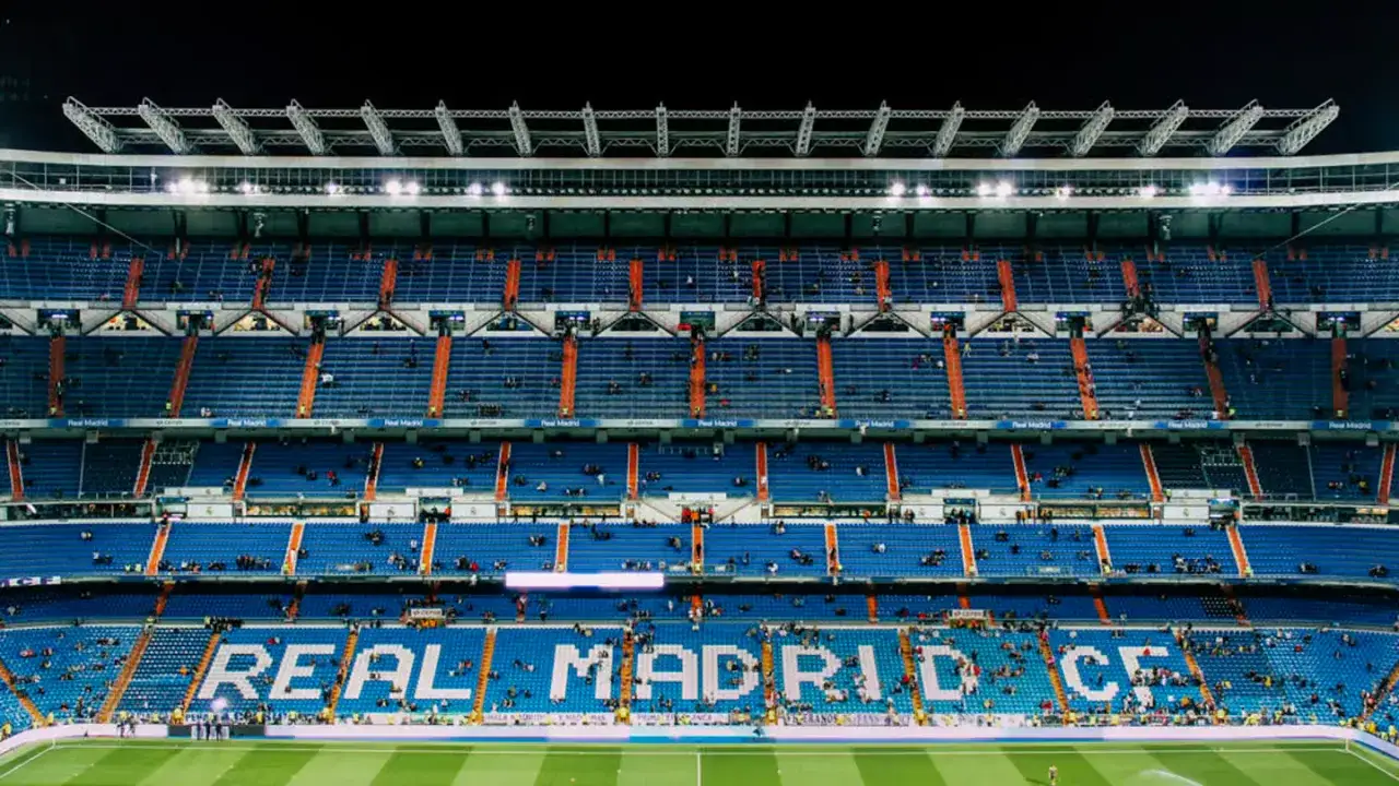 Trybuna stadionu Santiago Bernabéu, domu słynnych klubów z Madrytu. Widownia w niebieskich barwach z napisem