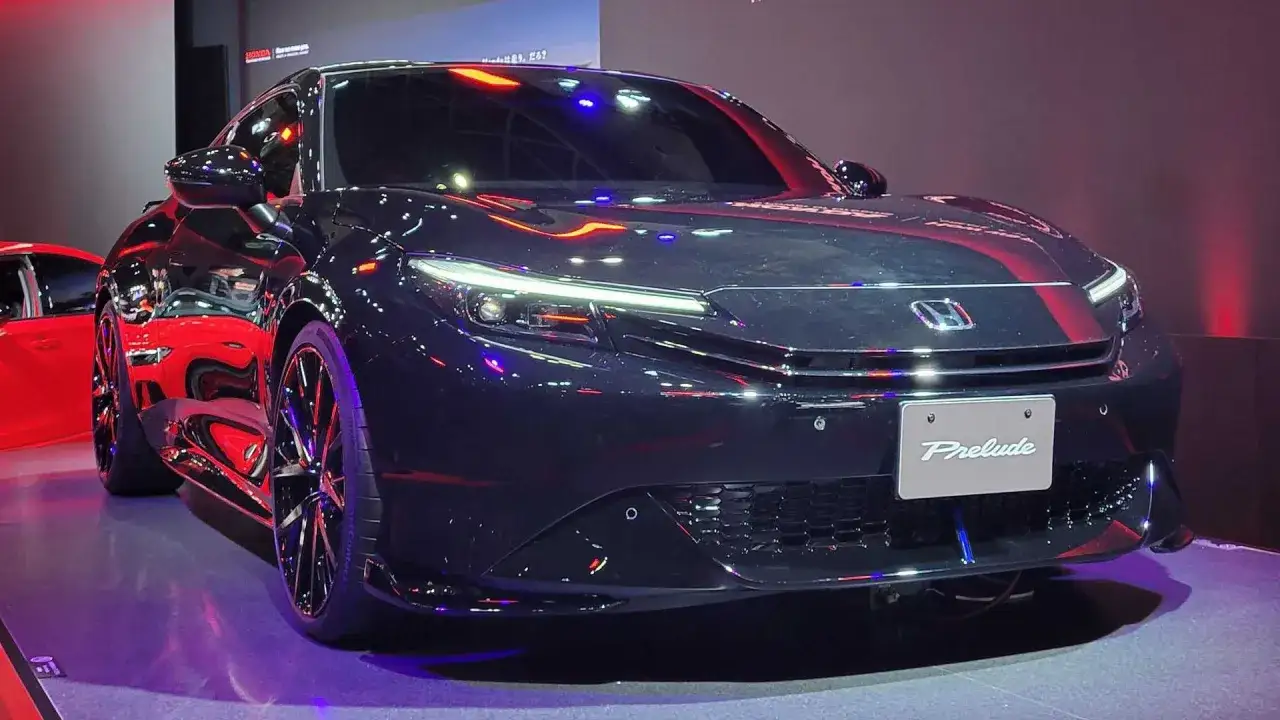 La nuova Honda Prelude 2026, un'auto sportiva dal design audace, brilla sotto le luci di uno stand espositivo.