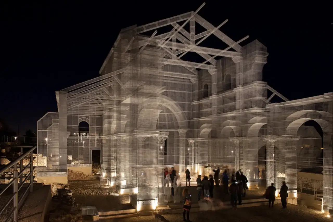 Installazione luminosa che ricrea un'antica basilica, un'attrazione da non perdere tra le cose da vedere a Manfredonia.
