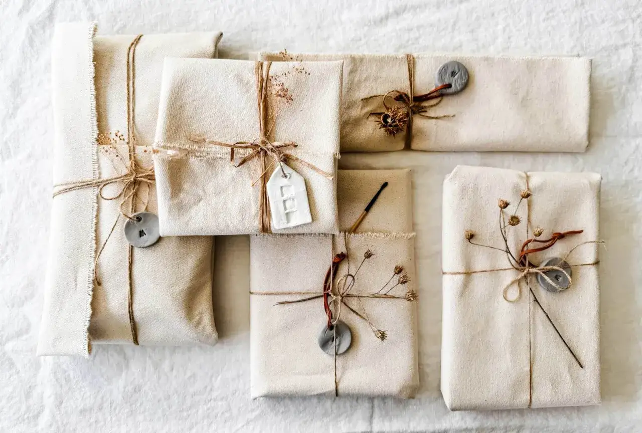 Natürliche Geschenkverpackungen mit Stoff und Trockenblumen. Tolle Ideen für karten verpacken, die begeistern.