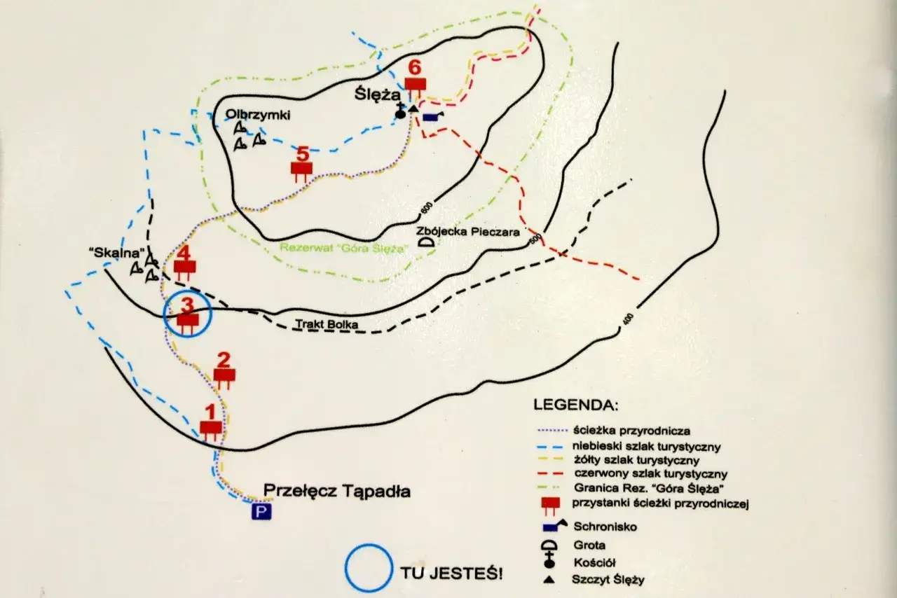 Mapa turystyczna Ślęży z zaznaczonymi szlakami, punktami (np. schronisko, grota) i informacją