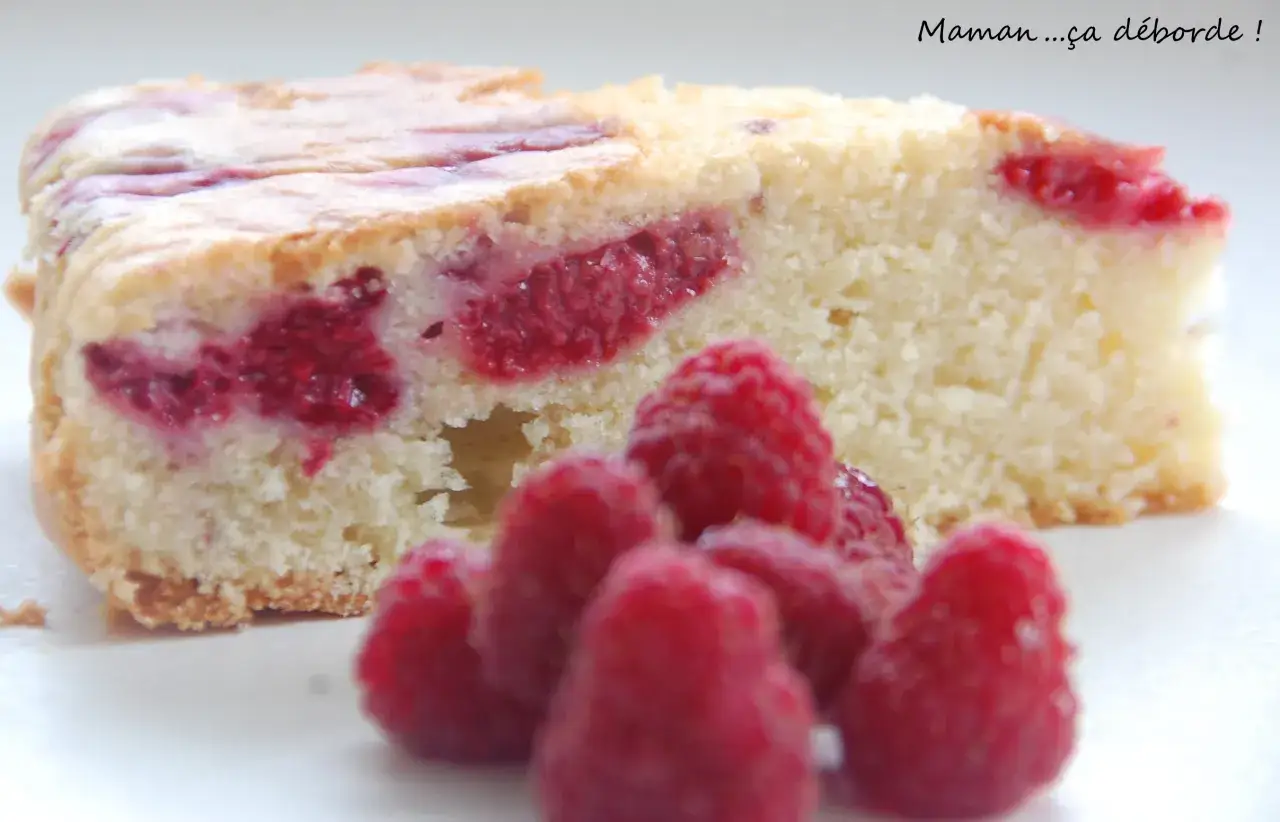 Tranche de molly cake framboise, moelleuse et g&eacute;n&eacute;reuse, parsem&eacute;e de fruits rouges. Un d&eacute;lice !