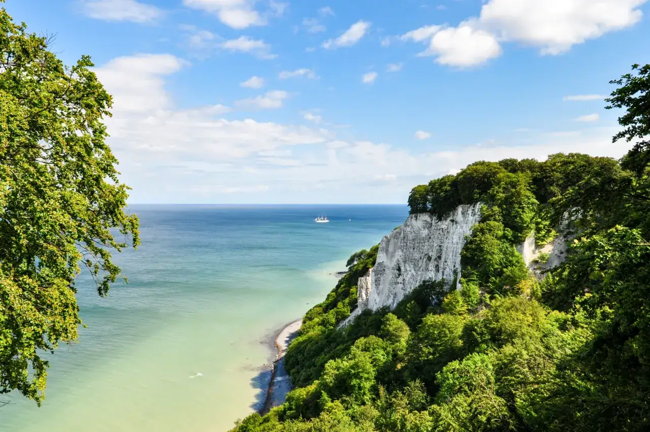 Kreidefelsen Rügen: Ein Traumziel für Zugreisen in Deutschland. Majestätische weiße Klippen, grüner Wald und das weite Meer.