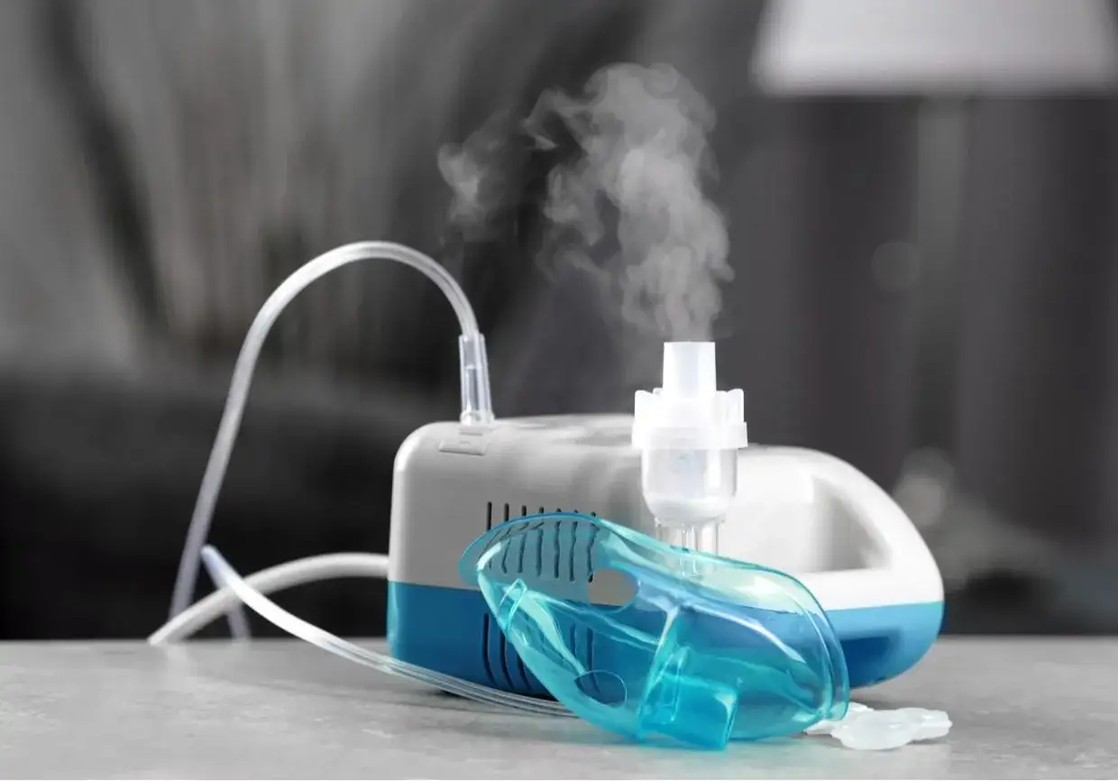 Nebulizator z maską, pomoc w walce z mukowiscydozą, ile się żyje dzięki nowoczesnej medycynie.