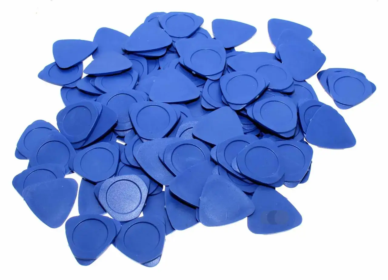 Ein Haufen blauer Plektren, bereit f&uuml;r kreative Ideen zum Plektren selber machen.