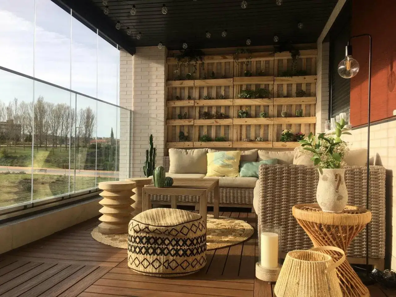 Un rinc&oacute;n perfecto para **chill out terraza** con sof&aacute;, cojines, plantas y vistas al exterior.