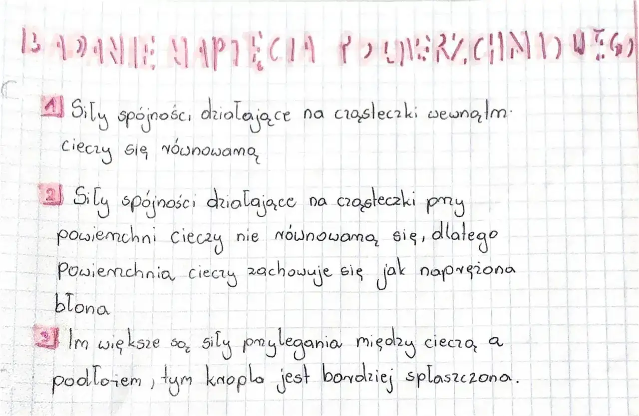 Badanie napięcia powierzchniowego. Siły spójności cieczy działają na cząsteczki. Cohesion po polsku to spójność.