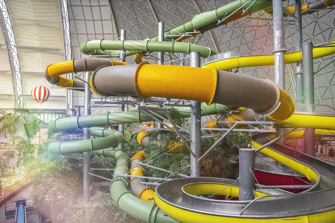 Wodne zjeżdżalnie w tropikalnym raju. Sprawdź cennik i zanurz się w zabawie!