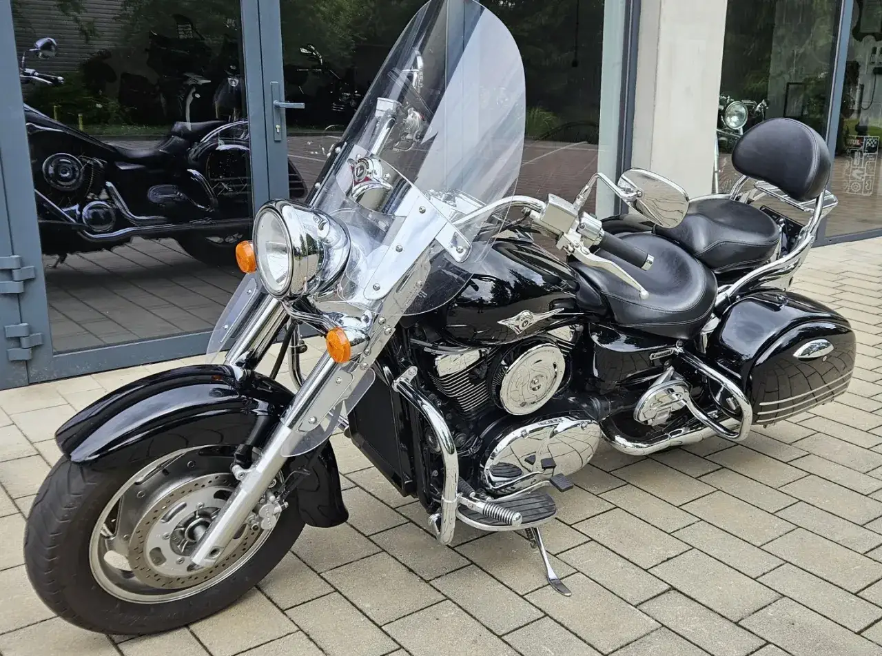 Czarny Kawasaki VN 1600 z chromowanymi elementami i dużą szybą. Choć piękny, jego wady mogą dotyczyć masy i spalania.