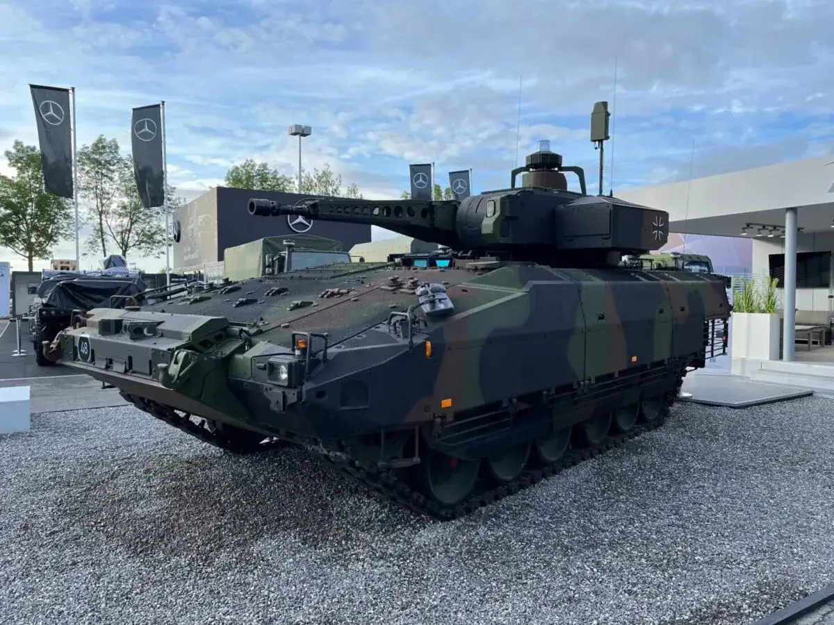 Puma Panzer im Tarnmuster, bereit für den Einsatz. Der Puma Panzer Preis ist hoch, aber seine Leistung ist unübertroffen.