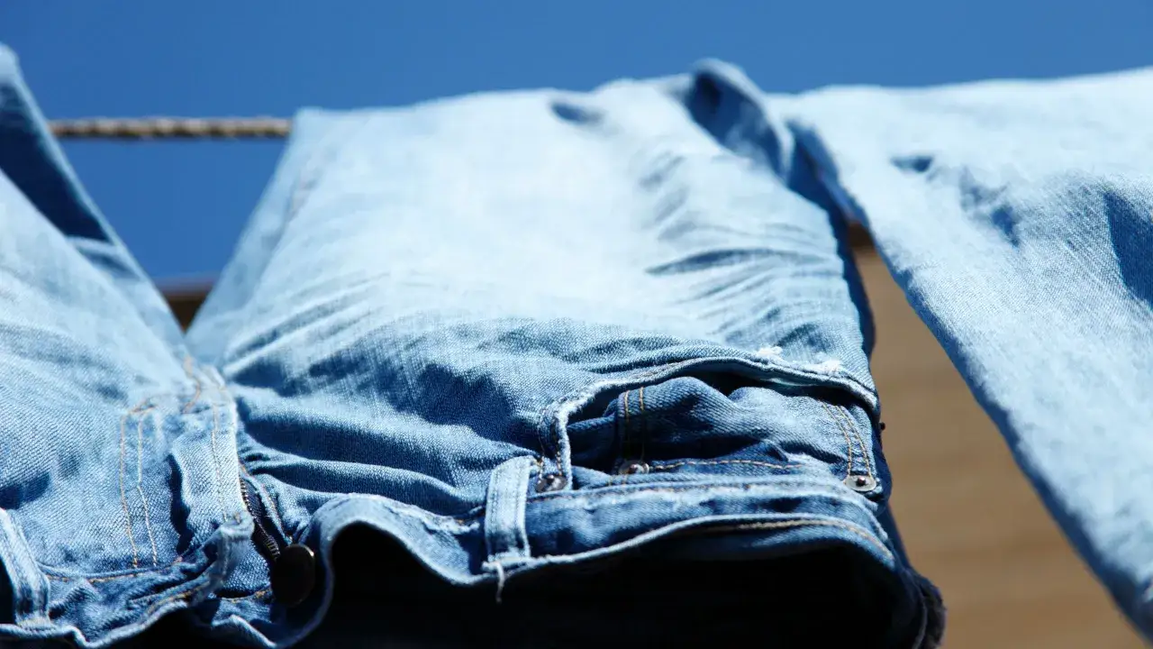 Blaue Jeans trocknen in der Sonne. Das ideale Jeans waschen programm sorgt f&uuml;r Langlebigkeit.
