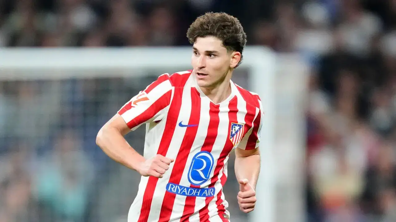 Julian Alvarez im rot-weißen Trikot, bereit für den nächsten Angriff.